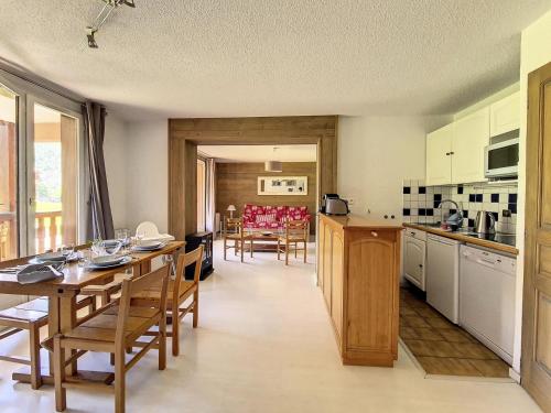 une cuisine et une salle à manger avec une table et des chaises dans l'établissement Résidence Eperviere - Appartement spacieux · Au pied des pistes · Balcon MAE-1524, à Saint-Martin-de-Belleville