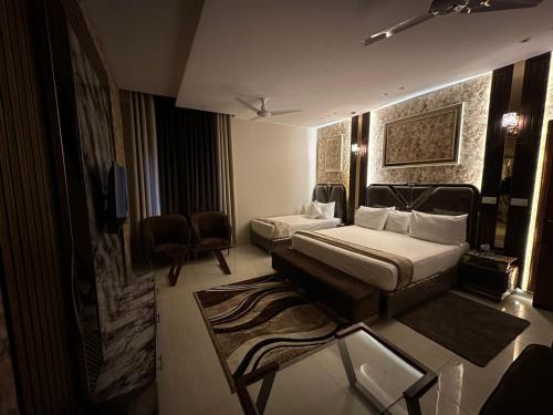 Postel nebo postele na pokoji v ubytování Multan Swiss Hotel