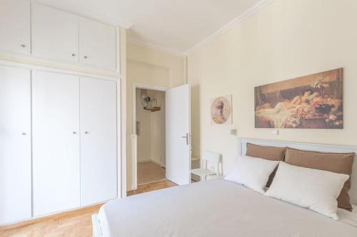 Central Cosy quite 28sm 5th floor balcony over garden 500m Metro Evangelismos