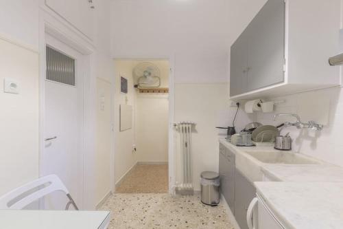 Central Cosy quite 28sm 5th floor balcony over garden 500m Metro Evangelismos