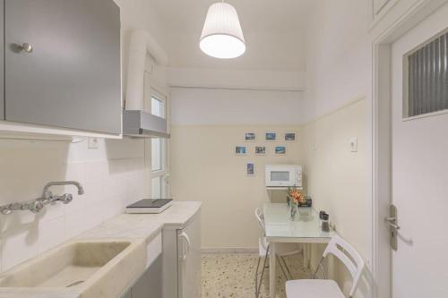 Central Cosy quite 28sm 5th floor balcony over garden 500m Metro Evangelismos