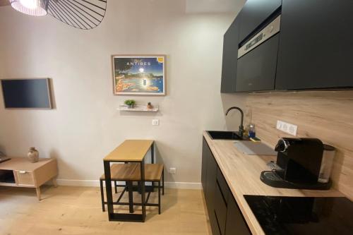 06CK cosy studio in the heart of Old Antibes