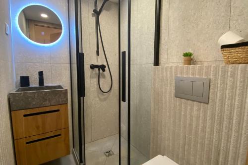 06CK cosy studio in the heart of Old Antibes