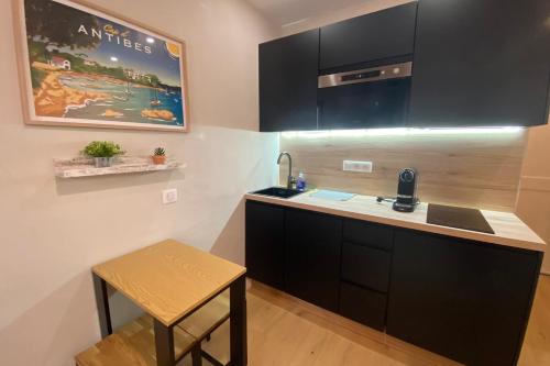 06CK cosy studio in the heart of Old Antibes