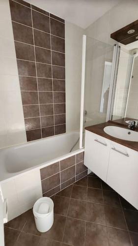 une salle de bain avec une baignoire, un lavabo et des toilettes dans l'établissement Charmant T2 au cœur du village, à Hauteluce