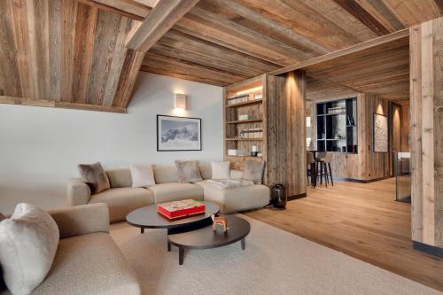 un salon avec un canapé et une table dans l'établissement Antarès NAOS 204D - huge duplex luxury apartment ski inski out, à Méribel