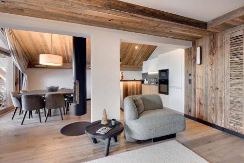 un salon avec une chaise et une table dans l'établissement Antarès NAOS 301 - luxury apartment ski inski out, à Méribel