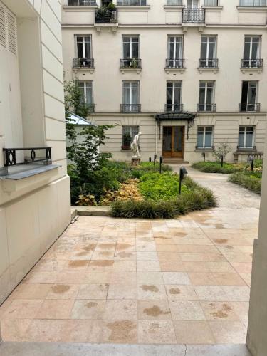 - un bâtiment avec une cour en face dans l'établissement Studio à Paris près du Pont Mirabeau et Tour Eiffel, à Paris