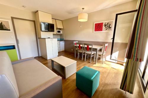 un salon avec un canapé et une table dans l'établissement Modern apartment with swimming pool in Mandelieu, à Mandelieu-la-Napoule