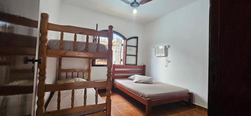 a bedroom with two bunk beds in a room at Casa, Piscina, Sinuca Churrasqueira, Ping Pong, Praia Guarujá in Guarujá