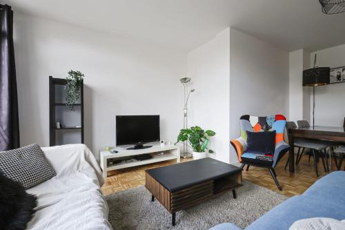 un salon avec un canapé et une table dans l'établissement Bright apartment overlooking the Canal du Midi, à Toulouse