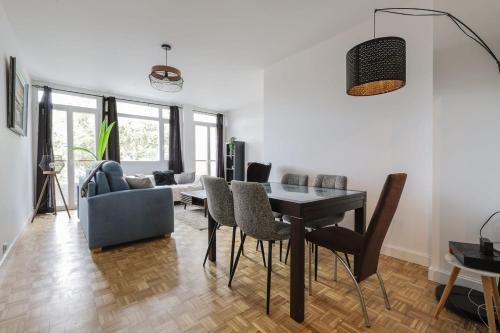 - un salon avec une table à manger et un canapé dans l'établissement Bright apartment overlooking the Canal du Midi, à Toulouse