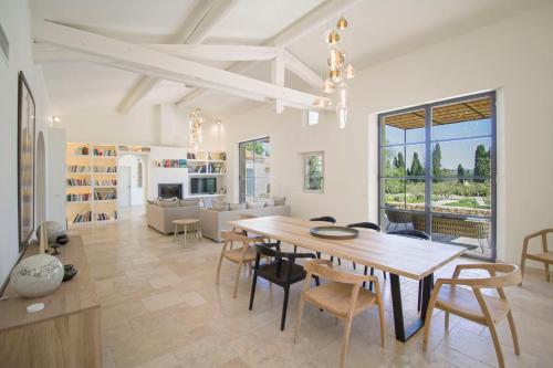 une salle à manger et un salon avec une table et des chaises dans l'établissement Mas Glamour, à Saint-Rémy-de-Provence