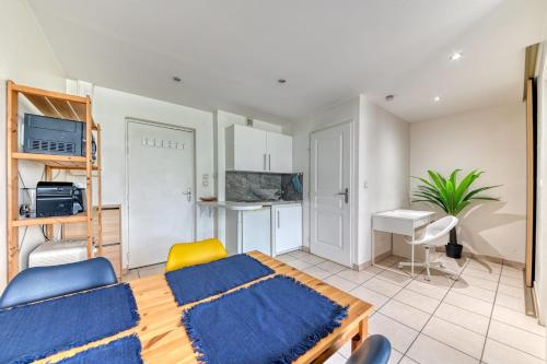 une chambre avec un lit, une table et un bureau dans l'établissement Cosy well-located apartment in Gratte-Ciel, à Villeurbanne