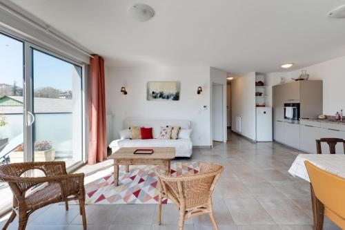 un salon avec un canapé et une table dans l'établissement Origami - T3 new & cozy 2 steps from the center of Annecy with WiFi &, à Annecy