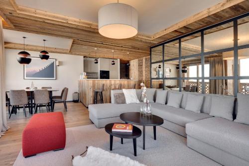 una sala de estar con un sofá y una mesa en Antarès MIRA 102 - luxury apartment ski inski out, en Méribel