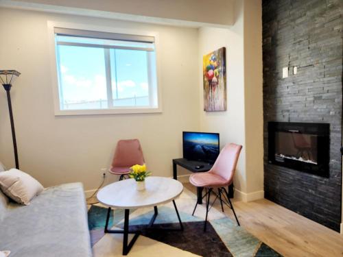 Posezení v ubytování Luxury Cozy Basement Suite