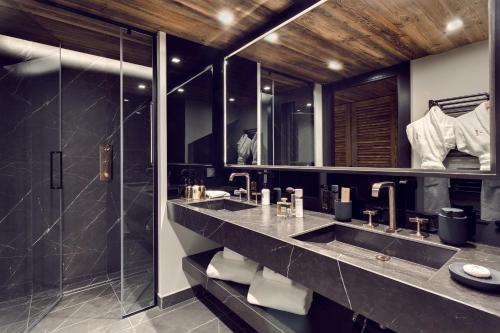 ein Badezimmer mit zwei Waschbecken und einer Dusche in der Unterkunft Antarès NAOS 501D - somptuous duplex penthouse luxury ski inski out in Méribel