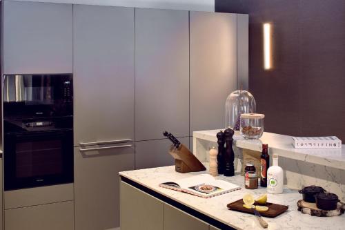 Il comprend une cuisine équipée d'un réfrigérateur et d'un comptoir avec des boissons alcoolisées. dans l'établissement Antarès NAOS 501D - somptuous duplex penthouse luxury ski inski out, à Méribel