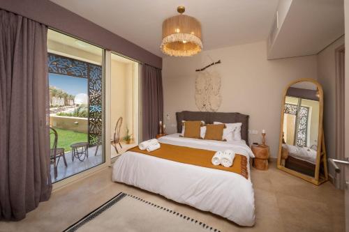 Secluded & Bespoke 1 BDR Apt with Pool View & Beach access