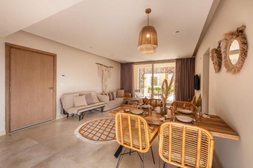 Χώρος καθιστικού στο Secluded & Bespoke 1 BDR Apt with Pool View & Beach access