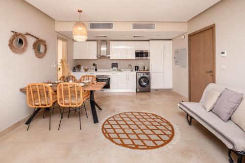 Η κουζίνα ή μικρή κουζίνα στο Secluded & Bespoke 1 BDR Apt with Pool View & Beach access