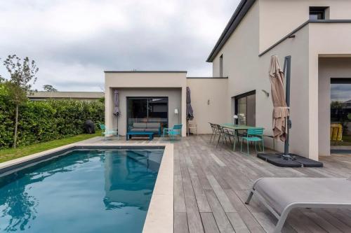 une maison avec une piscine et une terrasse dans l'établissement Villa Tassin Piscine 6 Voyageurs, à Tassin-la-Demi-Lune