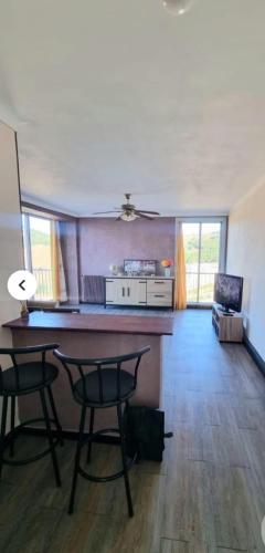 - une cuisine avec une table et deux chaises dans une pièce dans l'établissement T2 Vue mer Banyuls sur Mer, à Banyuls-sur-Mer