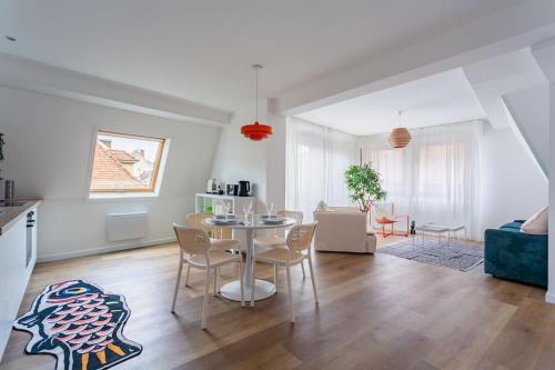une cuisine et un salon avec une table et des chaises dans l'établissement Chic Bauhaus à Petite France Evasion et Design, à Strasbourg