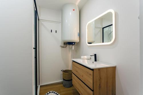 une salle de bain avec un lavabo et un miroir dans l'établissement Chic Bauhaus à Petite France Evasion et Design, à Strasbourg