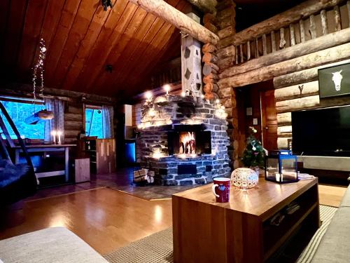 TV/trung tâm giải trí tại Villa Saarua by the Slopes Ski in, Family & Bike Park, hike trails, National Park, WiFi - Lapland Villas