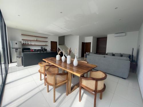 a kitchen and dining room with a wooden table and chairs at BNAYAR Tortugas 38, con acceso al Club de Playa in Cruz de Huanacaxtle