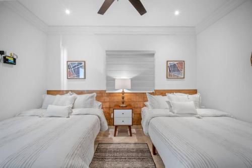 Postel nebo postele na pokoji v ubytování Luxury Ocean Front Modern Condo in Rosarito