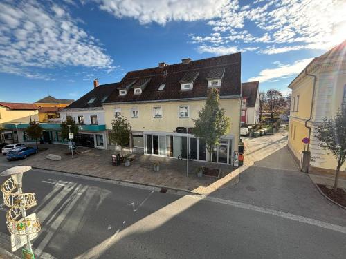 an overhead view of a street with a building at Wunderschöne Stadtwohnung in Köflach