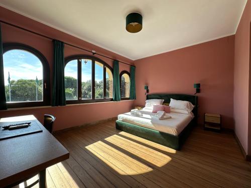 Olympia Resort & Spa في تاركوينيا: غرفة نوم بسرير وطاولة ونوافذ