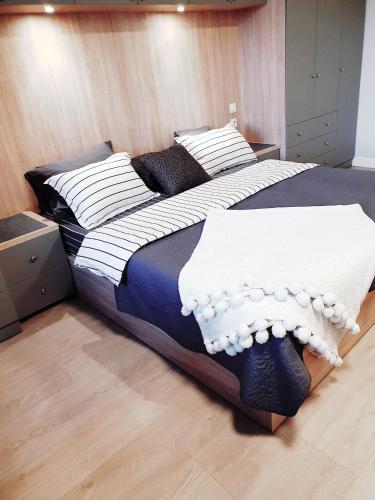 Llit o llits en una habitació de Самый центр города