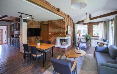 Χώρος καθιστικού στο 2 Bedroom Stunning Home In Rokovci