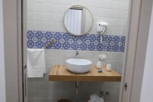 a bathroom with a bowl sink and a mirror at B&B AnMa in Ercolano
