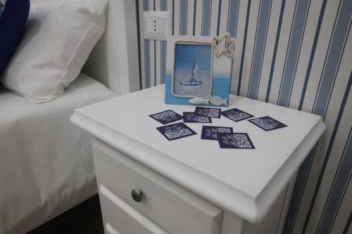a white nightstand with a picture of a ship on it at B&B AnMa in Ercolano