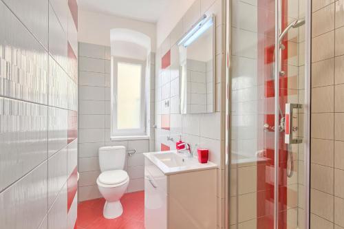 La salle de bains blanche est pourvue de toilettes et d'un lavabo. dans l'établissement Apartment Spagnolo City, à Pula