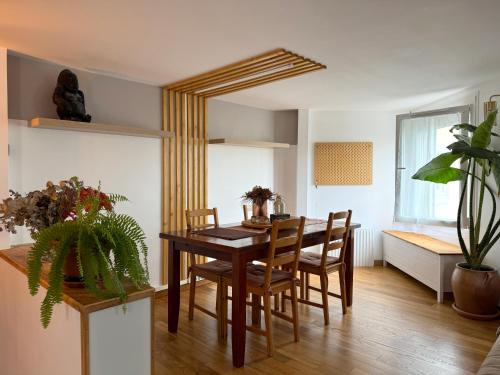 une salle à manger avec une table et des chaises en bois dans l'établissement Le Cocon d'Éragny, à Éragny