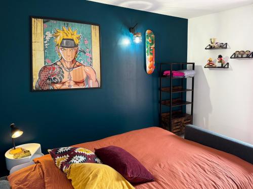 une chambre avec un lit avec un tableau sur le mur dans l'établissement Le Cocon d'Éragny, à Éragny