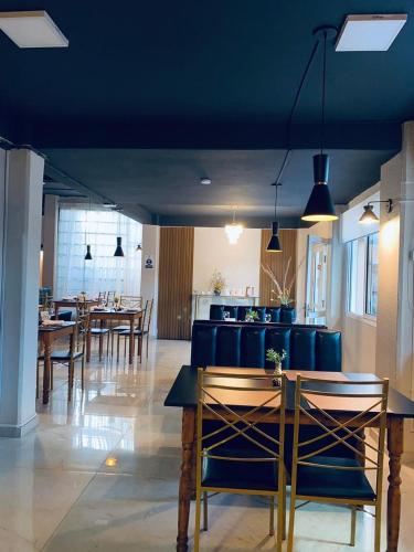a dining room with blue chairs and a table at HOTEL BARLOS ADUANA in Uruguaiana