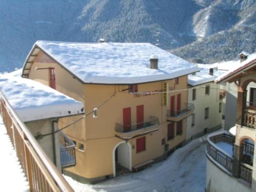 een gebouw met sneeuw erop bij Locanda Da Tullio in Capovalle