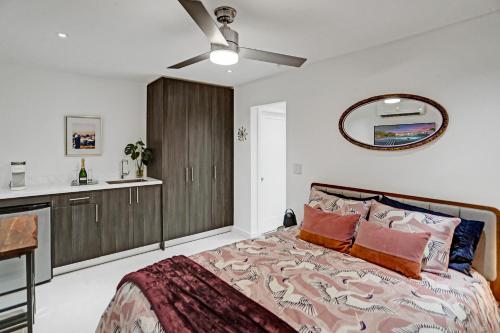 Un dormitorio con una cama, un lavabo y un espejo. en Entire Luxury Junior Suite, 8 min from the Beach, Suite 2, en Fort Lauderdale