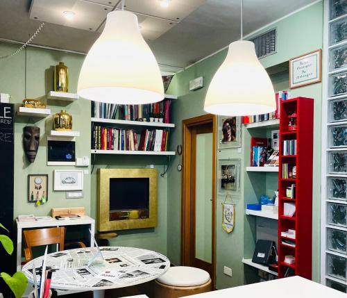 een kamer met 2 hanglampen en een tafel bij La Maison de Fuecopared in Florence