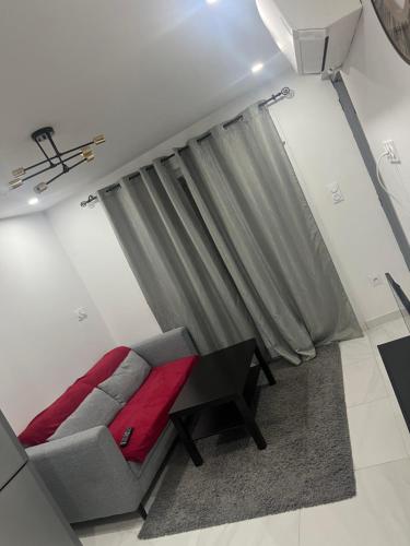 un salon avec un canapé et une table dans l'établissement T2 dans une villa, à Bagnols-sur-Cèze