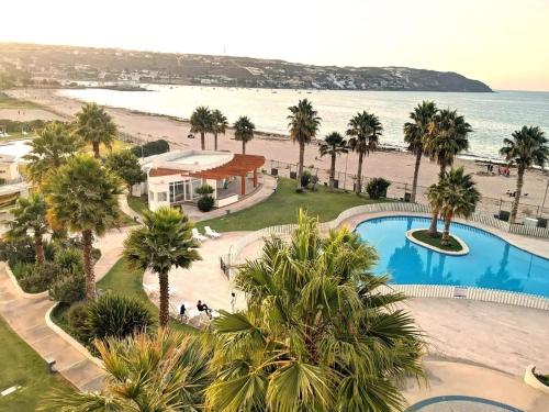 an aerial view of a resort with a swimming pool and the beach at Costazul Playa la herradura in Coquimbo
