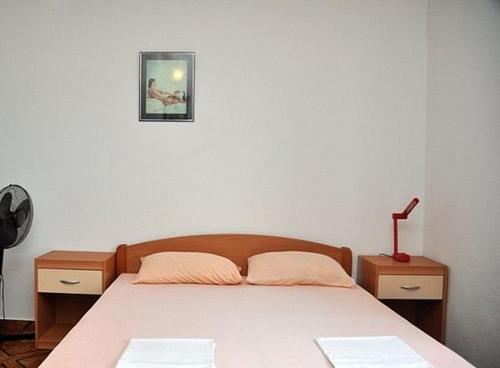 En eller flere senge i et værelse på Riva Apartments