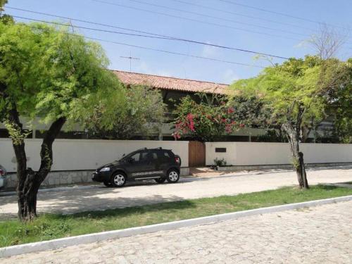 un'auto nera parcheggiata davanti a un edificio di Apt 202 a Marechal Deodoro